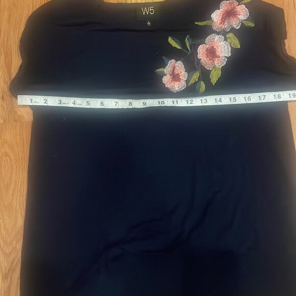 W5 navy blue top with floral embroidery size small - Picture 6 of 6